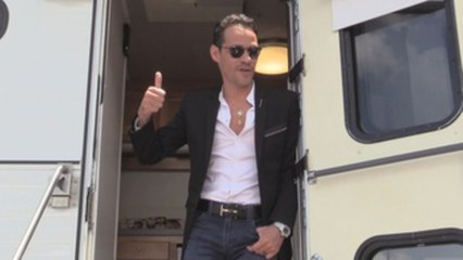 Marc Anthony entrega unidad pediátrica para afectados por María en Puerto Rico