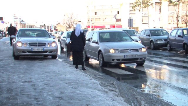 Komuna e Gjakovës ka përzgjedhur dy kompani për mirëmbajtjen dimërore të rrugëve - Lajme