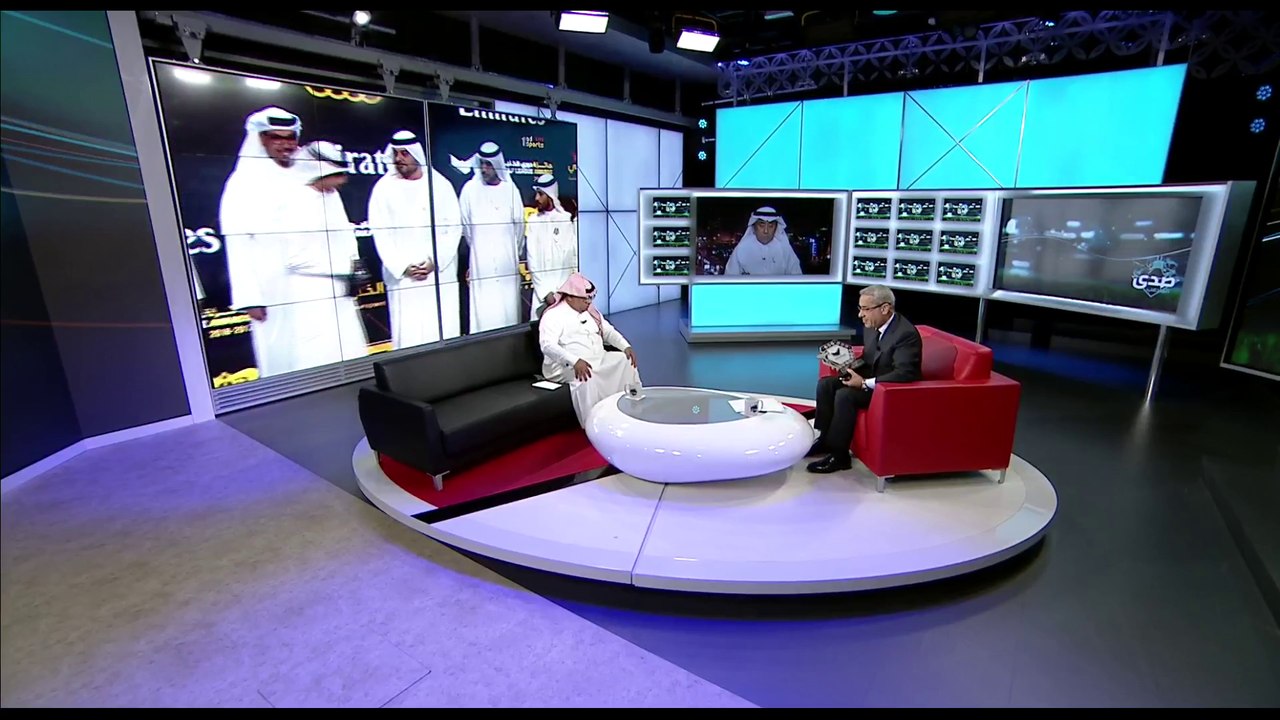 الآغا يعرض جائزة صدى الملاعب المقدمة من دوري ال...