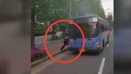 '조금만 늦었다면...' 불난 버스에 갇힌 동료 구한 남성 / YTN