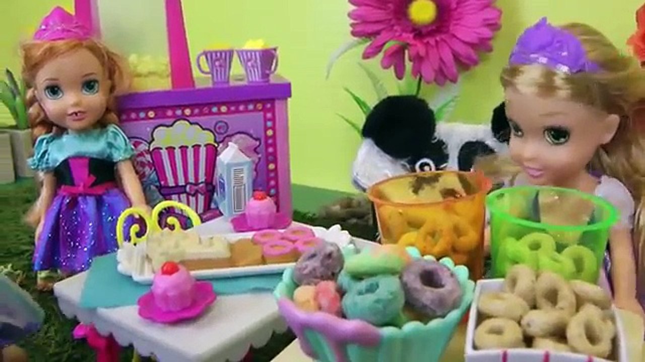 Gummy Worm ! ELSA & ANNA toddlers - Cute Squirrel and Frogs - Delicious Sweets