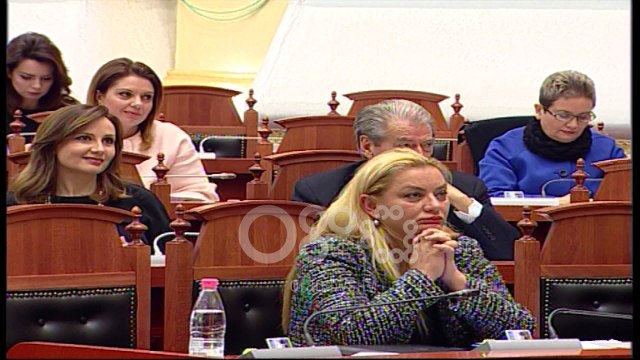 Ora News - Kush është Skëndërbeu këtu? Berisha-Spiropali repika në Kuvend