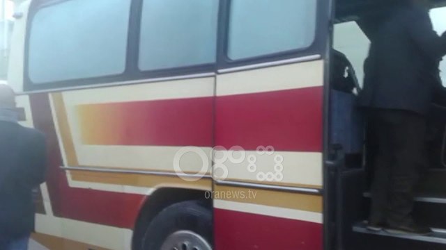 Ora News -Qindra protestues të PD-LSI nga Korça e Progradeci drejt Tiranës