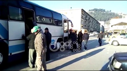 Ora News -Nga Berati nisen 8 autobusë dhe mjete private