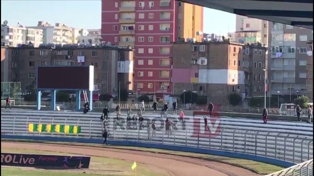 Report TV - Çmenden tifozët e Lushnjes në Durrës, dhunojnë policinë