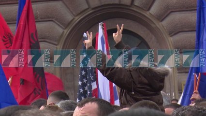 Download Video: AMBASADA AMERIKANE PARALAJMERON SHTETASIT E SAJ PER PROTESTEN - News, Lajme - Kanali 12