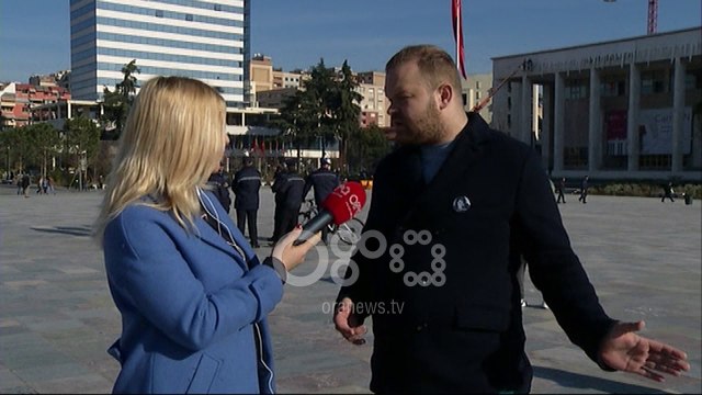 Ora News - Drejtësi për Arditin , Bashkia heq banderolën nga sheshi Skëndërbej