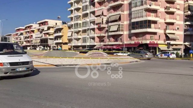 Ora News - Vlorë, shkëmbim zjarri mes dy makinave në lagjen 24 Maji