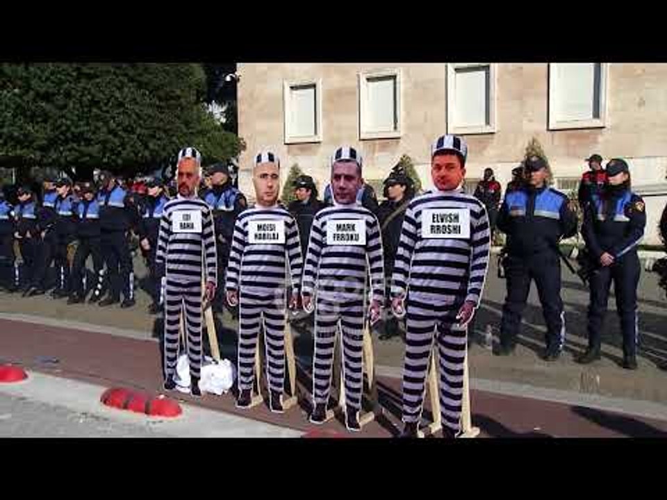 Ora News - Surprizat e protestës së opozitës, nga dordolecët tek 'Audi' AA 003 GB