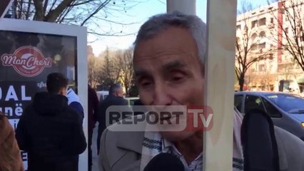Report TV - Pikante nga protesta, i moshuari nga Dibra sjell në protestë Migjenin