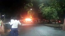 Una unidad de transporte urbano colectivo resulta quemada por grupos vandalicos que se encuentra en el sector de la UPOLI, por los semaforos de la Rafaela Herre