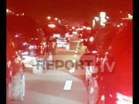 Report TV - Aksident në autostradë, përfshihen 5 makina, rëndohet trafiku