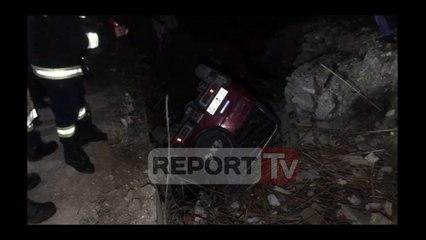 Descargar video: Report TV - Aksident në Vlorë, makina përfundon në kanal, dy të plagosur