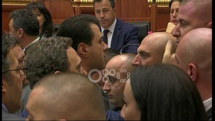 Ora News -  Opozita bllokon foltoren, ndërpritet seanca