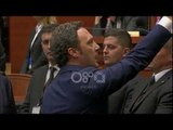 Ora News - Opozita bllokon foltoren, Ruçi përjashton nga seanca Edmond Spahon