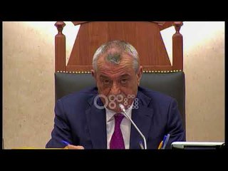 Ora News - Deputetet e opozites kane bllokuar foltoren dhe therrasin: Hajdut! Kriminel!