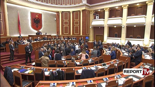 Report TV - PD bllokon foltoren, Ruçi-Bashës: Mos bëj si alabak por si lider të thashë