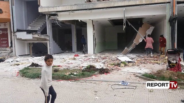 Report TV - Shembjet në Fier, muri rrezikon t’i zërë poshtë dy gra dhe një fëmijë rom