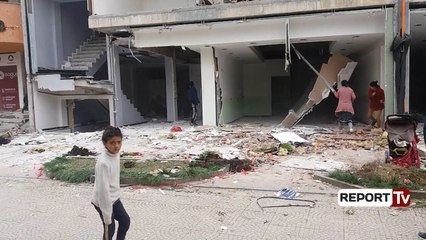 Report TV - Shembjet në Fier, muri rrezikon t’i zërë poshtë dy gra dhe një fëmijë rom