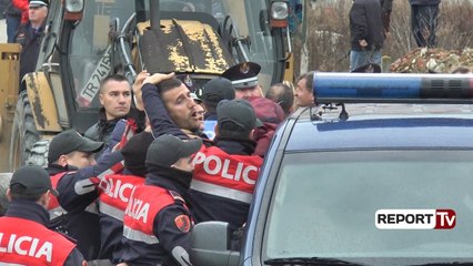 Report TV - Prishja e ndertimeve te Liqeni i Thatë policia nxjerr me forcë banorët nga banesa