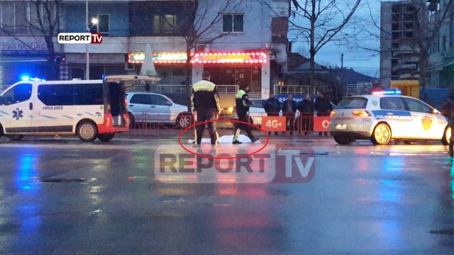 Report TV - Tiranë, mjeti përplas për vdekje gruan te vijat e bardha, shoferi me kokainë në makinë