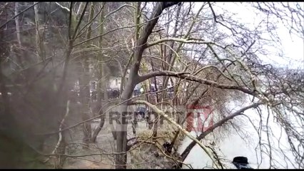 Report TV - Berat, 'Benz'-i çan kangjellat e urës e përfundon në Osum,plagoset i riu