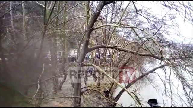 Report TV - Berat, 'Benz'-i çan kangjellat e urës e përfundon në Osum,plagoset i riu