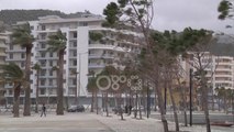 Ora News - Moti i keq, pezullohet lundrimi në Durrës dhe Vlorë, rrëzohen pemët në Lungomare