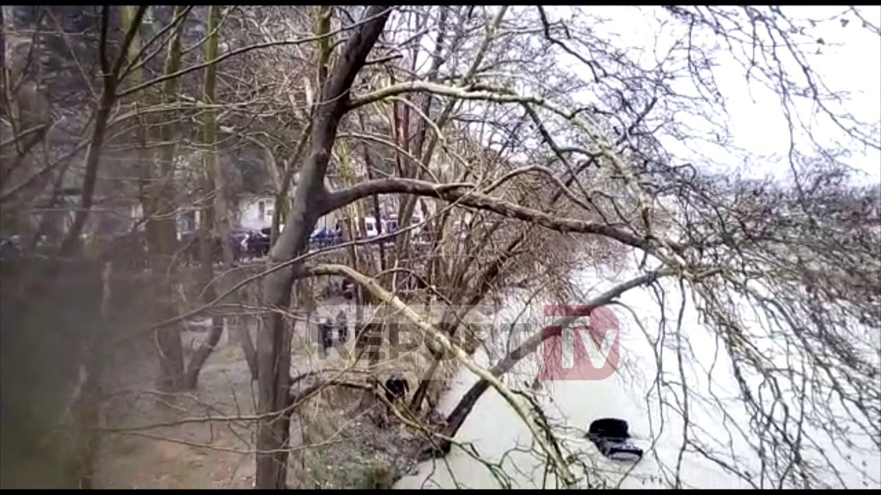 Aksident i rëndë në Berat, makina çan kangjellat e rrugës dhe fluturon në lumë