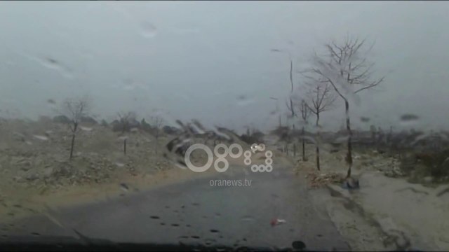 Ora News - Liqeni i Viroit del jashtë kontrollit, ndalohet kalimi i mjeteve të vogla