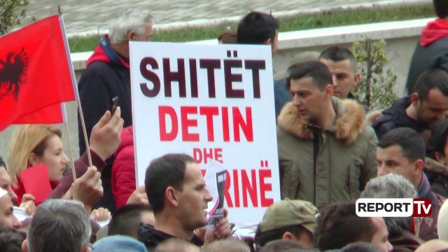 Report TV - Protestë para ambasadës italiane: Eshtrat tuaja të mos bëhen greke