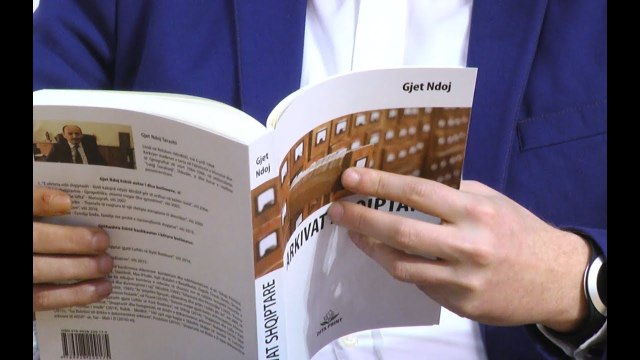 Ish-drejtori i Arkivës Qendrore të Shtetit Gjet Ndoj promovon librin Arkivat Shqiptare