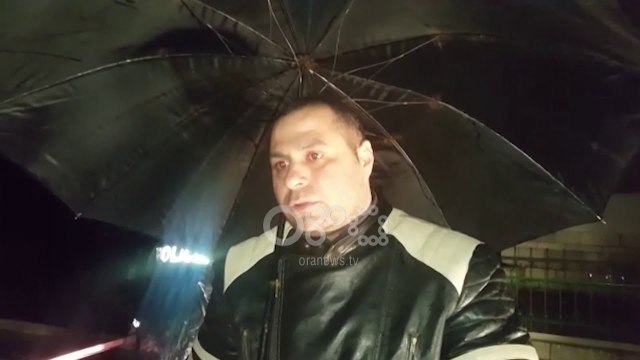 Ora News - Gjirokastër, evakuohen banorët e pallatit që rrezikon shembjen