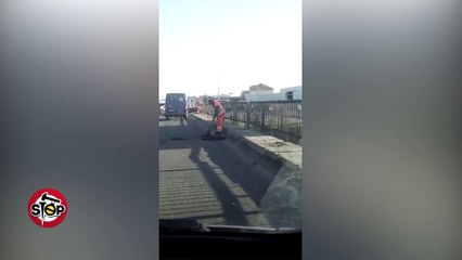 Stop - Ura e Tapizës, mos kaloni, se po mbushen gropat!... Ditën për diell...