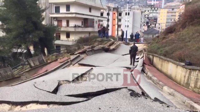 Report TV - Gjirokastër, pamjet e pallatit që rrëzikon shembjen, banorët nxirren jashtë
