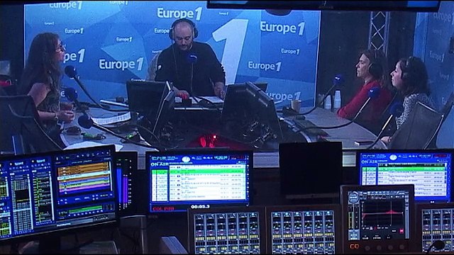 Bernard Fiskar du service des Sports d'Europe 1 aux commentaires de l'Eurovision : Tout de suite les chanteurs finlandais, les découpeurs de vache ! On les écoute !