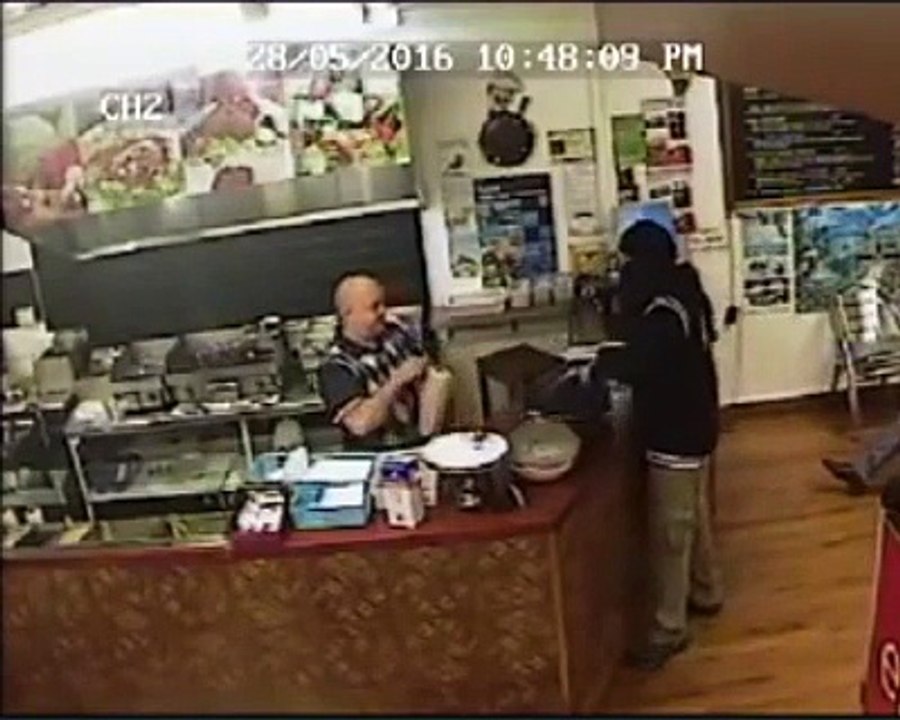 Un homme veut braquer un restaurant mais se fait complètement ignorer !