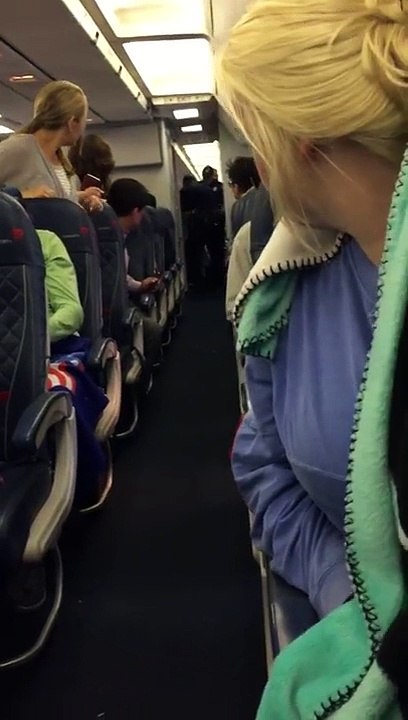 Une Femme raciste complètement hystérique virée d'un avion par la police