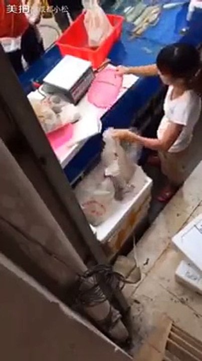 Une vendeuse au marché arnaque ses clients.