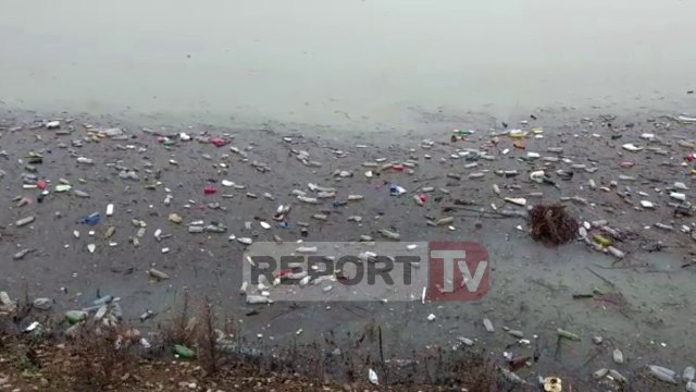 Report TV - Prurjeve të shumta të ujit në Liqenin e Fierzës u bashkohen dhe mbetjet