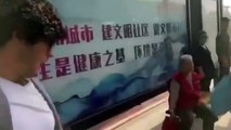 Çin’de Adanalı değnekçi. Çarşıya boş araba, yok abla Ziyapaşa’ya gitmez ahaushskskjagskls
