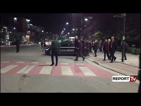 Report TV - Kryeministri Edi Rama inspekton natën shembjet e ndërtimeve në Fier