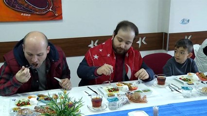 Küçükçekmeceli engelli gençler asker tıraşı oldu