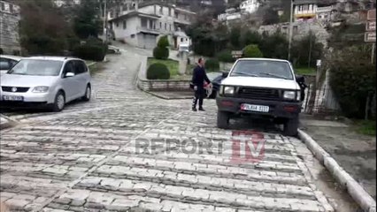 Report TV - Arratiset i burgosuri në Gjirokastër, doli nga tualeti i Gjykatës