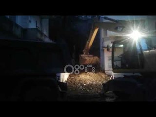 Ora News - Gjirokastër, nis heqja e dherave në pallatin që rrezikon shembjen