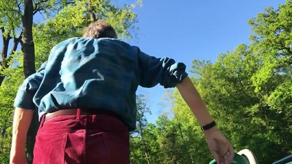 MEISJE IN PARK NAGEROEPEN EN UITGESCHOLDEN VOOR 'HOERTJE'   BONDGENOTEN