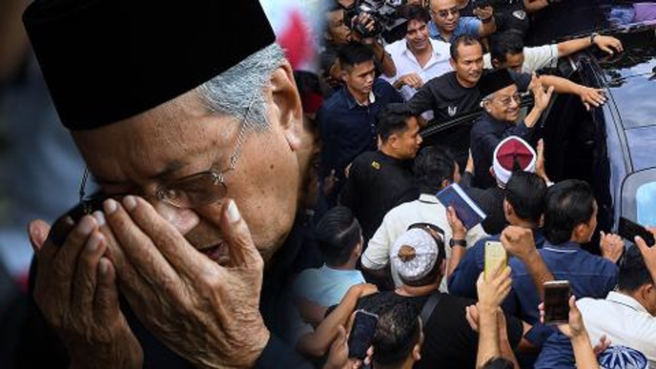 Worshippers mob Tun M at Masjid Negara