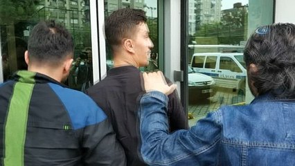 Uyuşturucudan aranan genç saklandığı odun çuvalları arasında böyle yakalandı