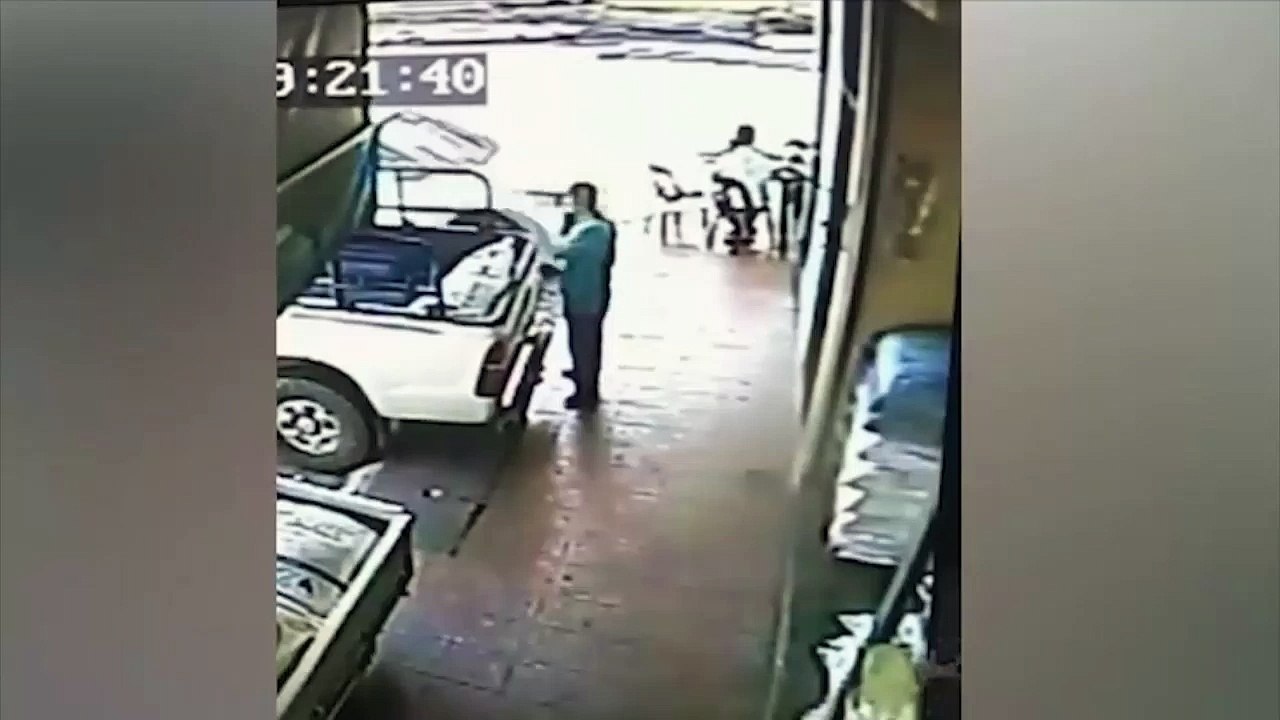 لحظة دهس رئيس حزب تحت عجلات سيارة أثناء جلوسه في مطعم!