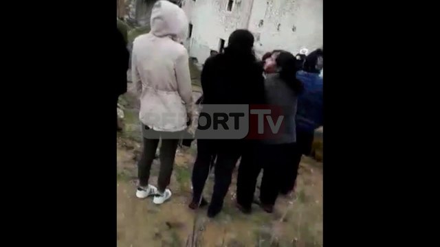 Report TV - Digjet shtëpia në Mat, nuk ka të lënduar, familjarët në qiell të hapur